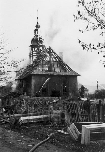 004.jpg - Kirche Pöhl, Brand am 24.März 1961, Löscheinsatz der Feuerwehren BF Plauen und FFw Jocketa